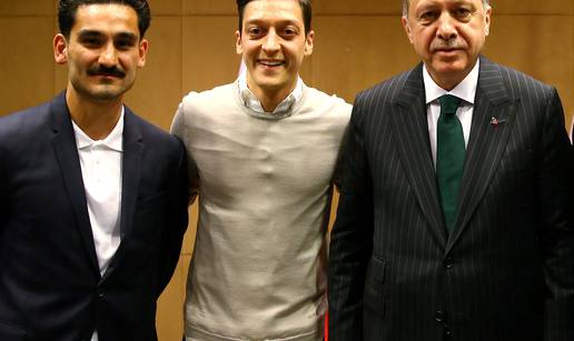 Özil se slikao s Erdoganom i razbijesnio njemačke navijače