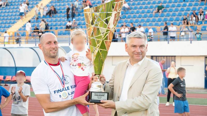 Prvak BiH podigao pehar od 339 eura? Identični takav dobio nedavno i hrvatski niželigaš...