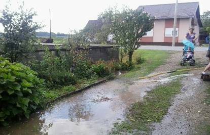  Obilna kiša: Kod Slavonskog Broda poplavili su podrumi 