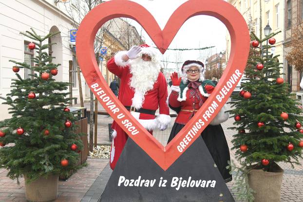Bjelovar: Baka i Djed Mraz na bjelovarskom adventu uveseljavaju sve naraštaje