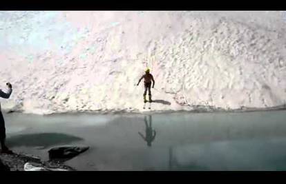 Kakvo 'ljetovanje': Ivica se na skijama spušta u hladnu vodu