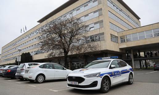 FOTO Policija evakuirala zgradu Gradskog poglavarstva nakon jezivih prijetnji Toma&scaron;evi&cacute;u