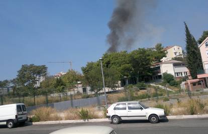 Buknuo je požar kraj bolnice Firule, izgorjelo nisko raslinje
