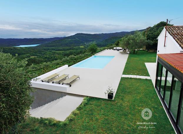 Ova istarska ljepotica među 1000 maslina ima pogled na jezero koji obara s nogu