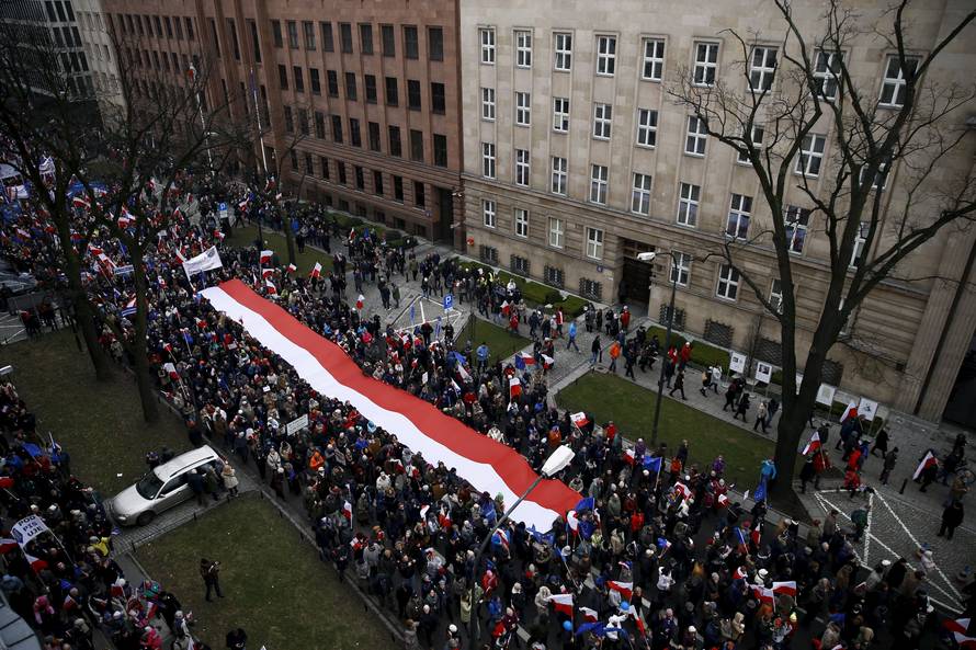 Zbog ustavne krize na ulicama Varšave deseci tisuća Poljaka