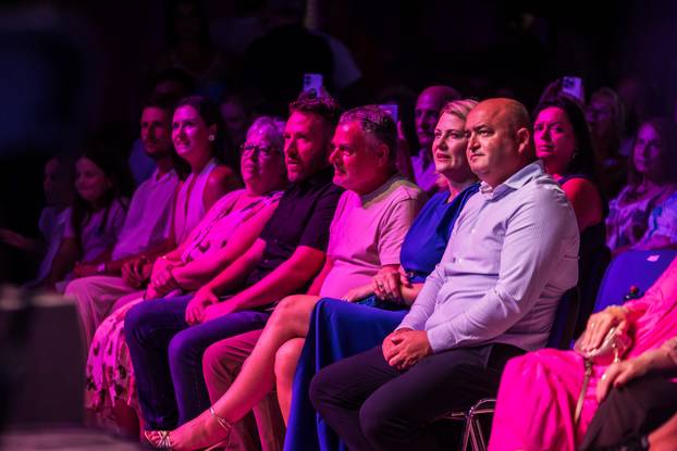 Vela Luka:  Koncert Nine Bardić i Acustic benda povodom manifestacije Trag u Beskraju