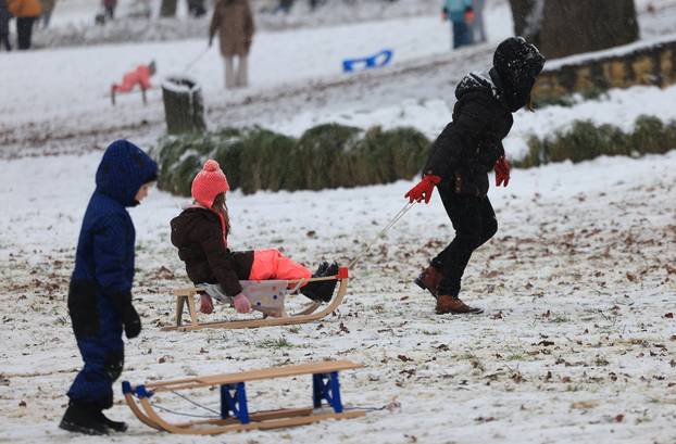 Zagreb: Maksimir, jedno od omiljenih mjesta za sanjkanje, grudanje ili šetnju po snijegu