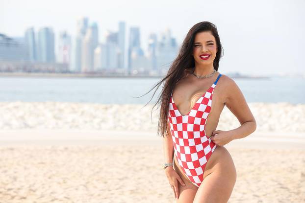 ARHIVA - Ivana Knoll pozirala u kockastom kupaćem kostimu na plaži Ras Abu Aboud