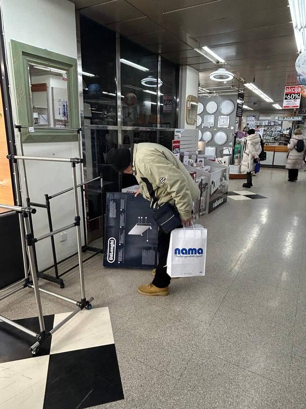 FOTO Velika rasprodaja zbog zatvaranja Name: 'Dućani su krcati, ovako nije niti za Božić'