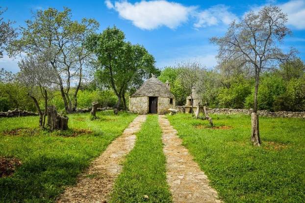 FOTO I ovoga ima: Netko u Istri prodaje kažun - kamenu kućicu. Ima 17m2, a ovo joj je cijena