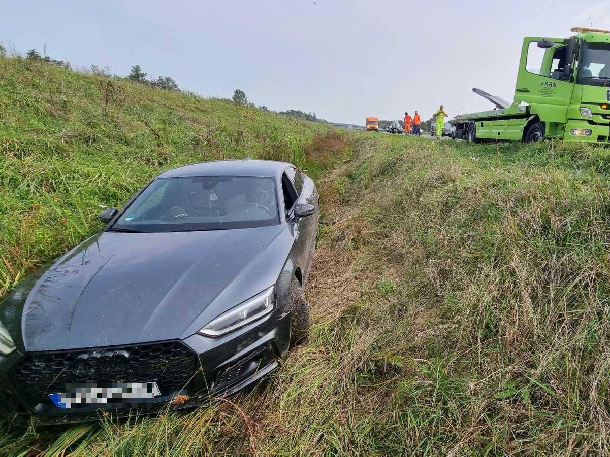 Audi sletio s ceste kod Karlovca: Radi se o materijalnoj šteti