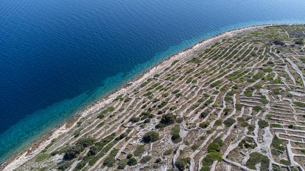 Otok Bavljenac izgleda kao divovski otisak prsta i nezaobilazna je atrakcija u šibenskom arhipelagu