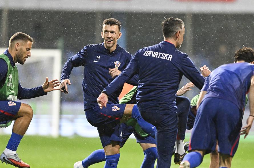 Podgorica: Zagrijavanje igrača prije početka utakmice Crna Gora - Hrvatska