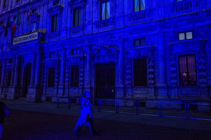 Milan. Palazzo Marino lights up blue to commemorate the day in honor of migrants