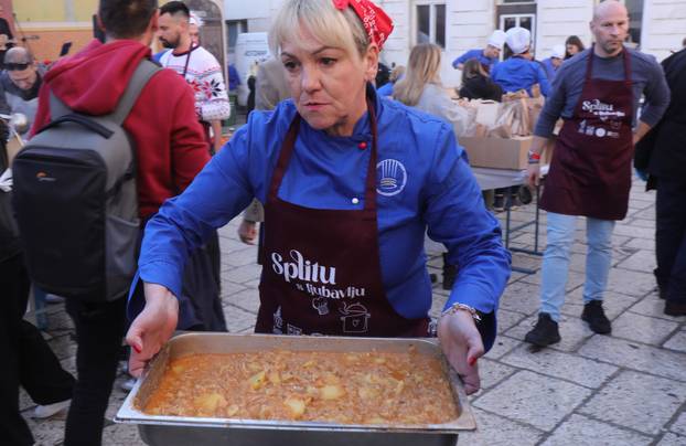 U Splitu građanima podijeljeno pet tisuća porcija bakalara i fritula