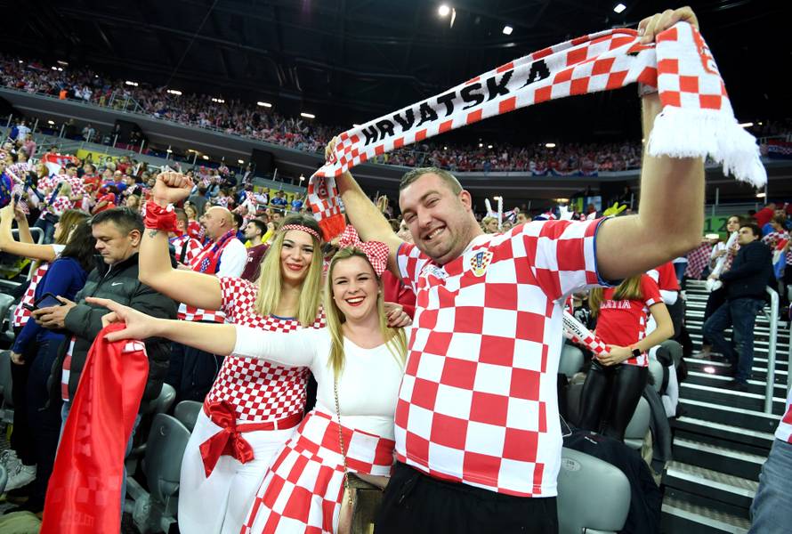 Ona je bila u svom điru: Curo, naši su Kauboji, ne Indijanci...