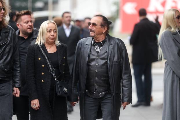 Sarajevo: Dolazak uzvanika na komemoraciju za Halida Bešlića u Narodno pozorište