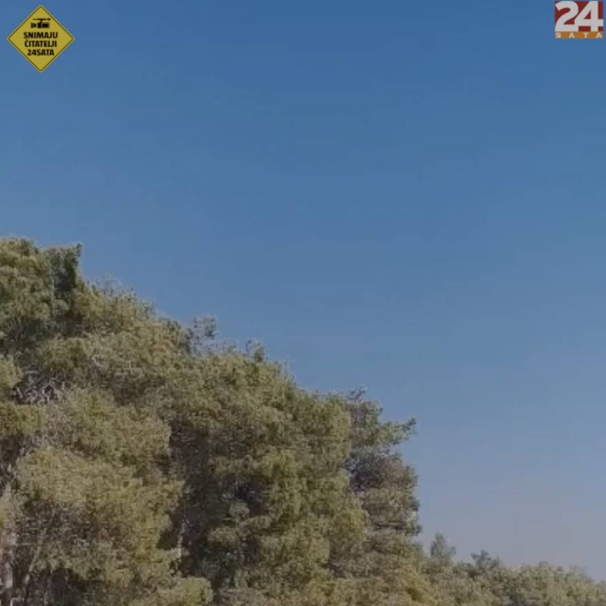 Pogledajte video kanadera koji u naletu nad morem uzima vodu i baca je na požarište kod Vrane