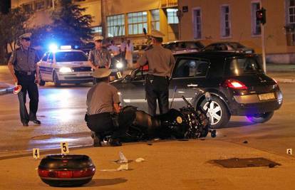 Autom je oborio motocikl i teško ozlijedio vozača (32)