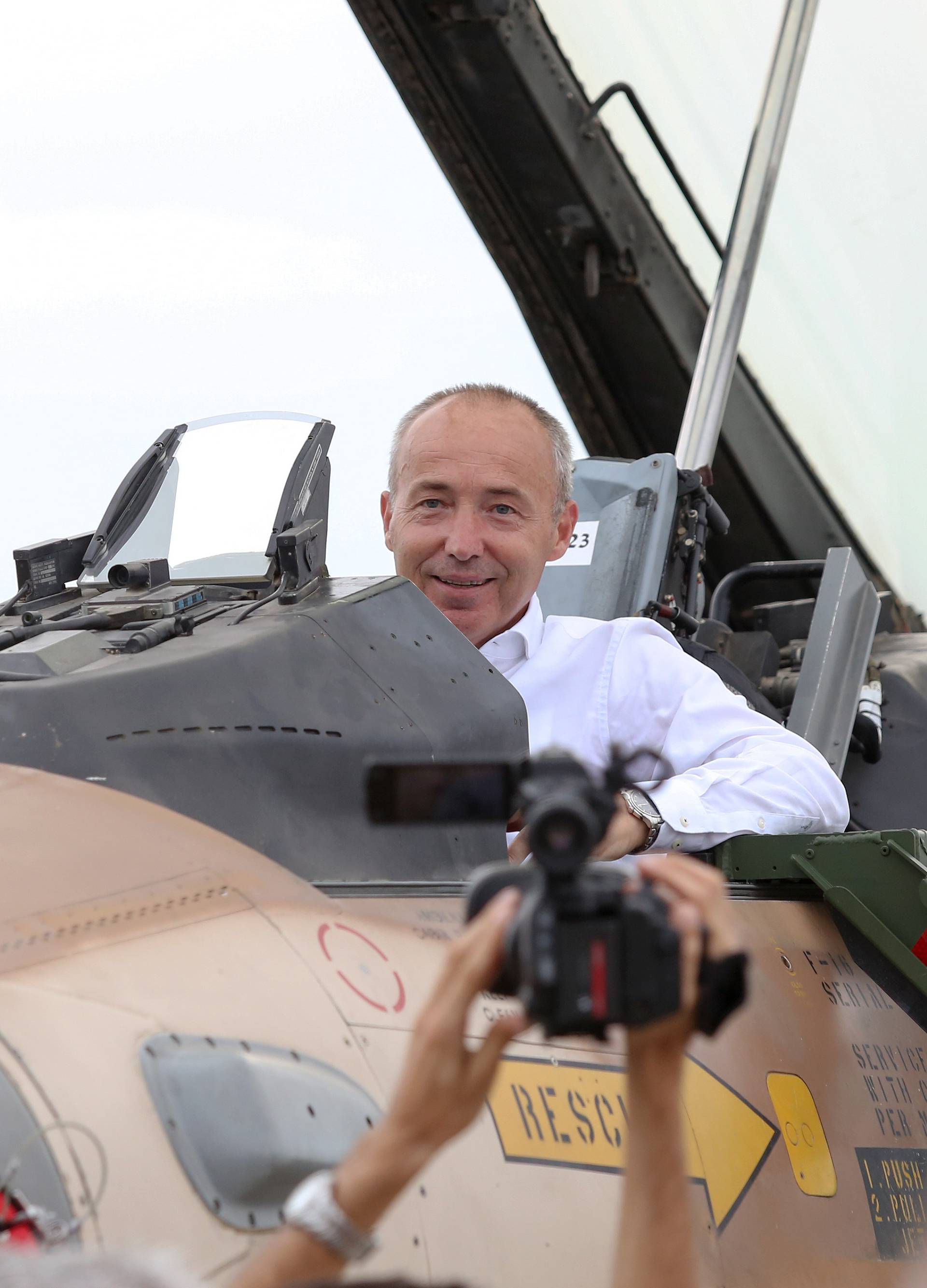 Izraelski F16 su propali, nebo će nam čuvati Mađari i Talijani