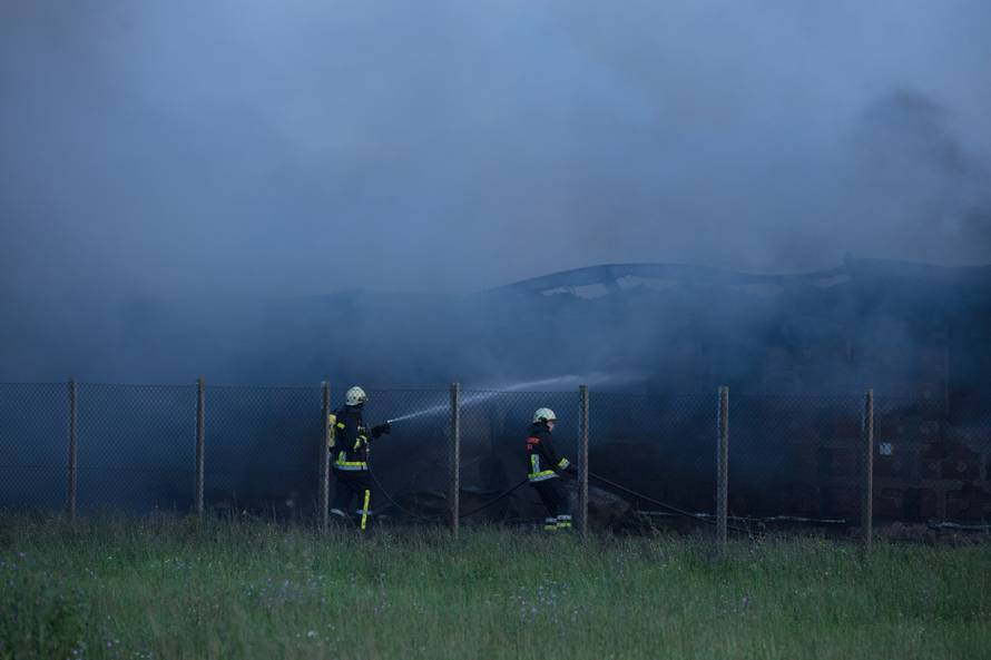 AndrijaÅ¡evci: Izgorjela Pikova farma svinja, stradalo 1000 svinja?