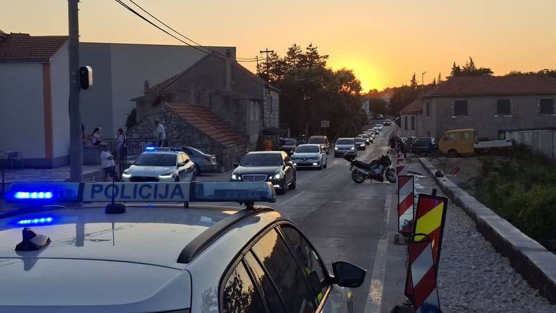 FOTO Dvoje teško ozlijeđenih u sudaru Mercedesa i motocikla u Zagvozdu: Stvorile su se gužve