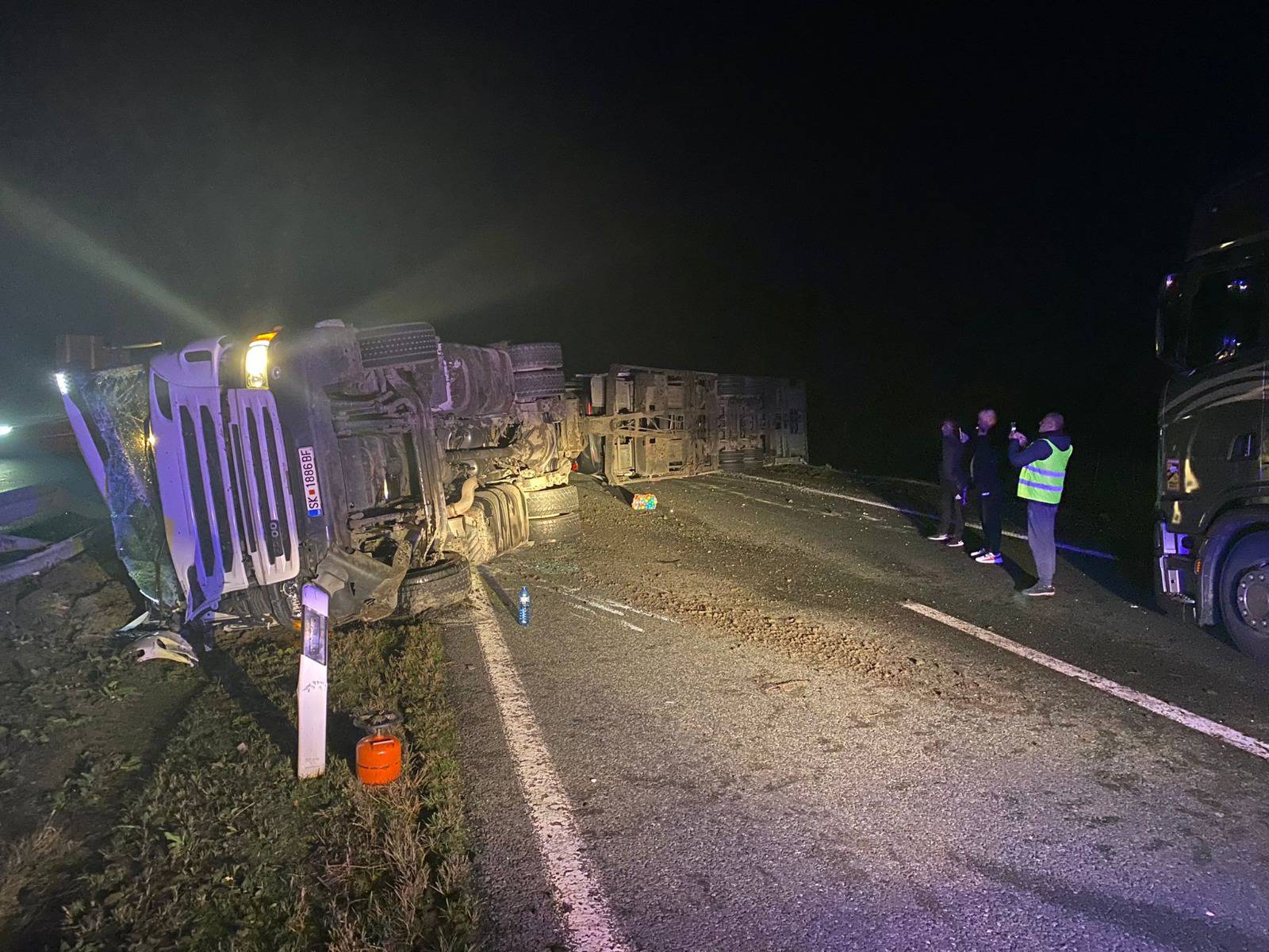 Detalji nesreće na A3: Vozač se nije vozio po sredini autoceste, s prikolice mu ispalo pet auta