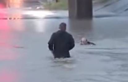 Novinar tijekom javljanja uživo iz poplave izvukao  muškarca