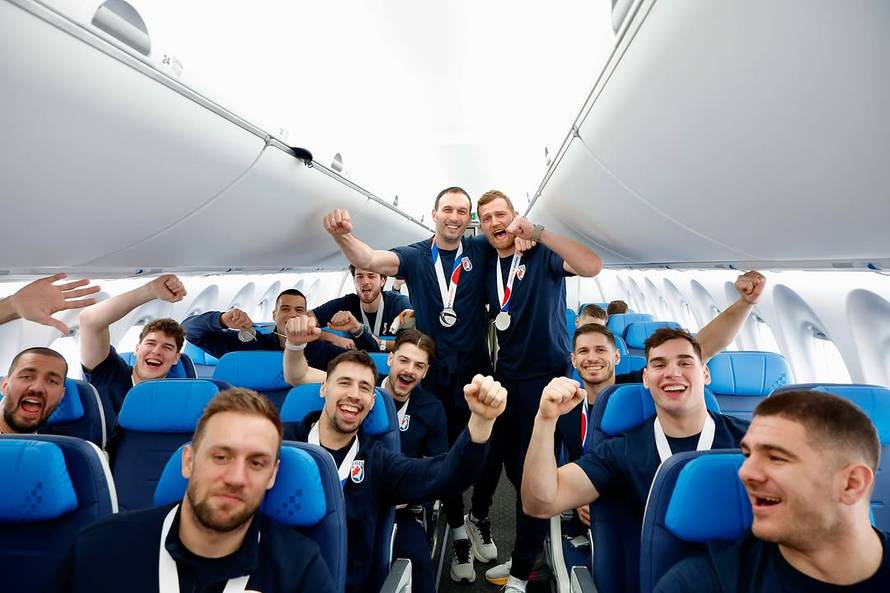 Deseci tisuća ljudi dočekali su srebrne! Trgom se orile pjesme, navijači zapalili desetak baklji