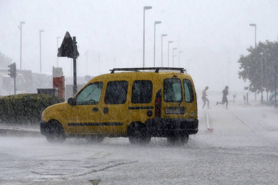 Zagrepčane iznenadio pljusak, tuča i grmljavina poharali Pulu