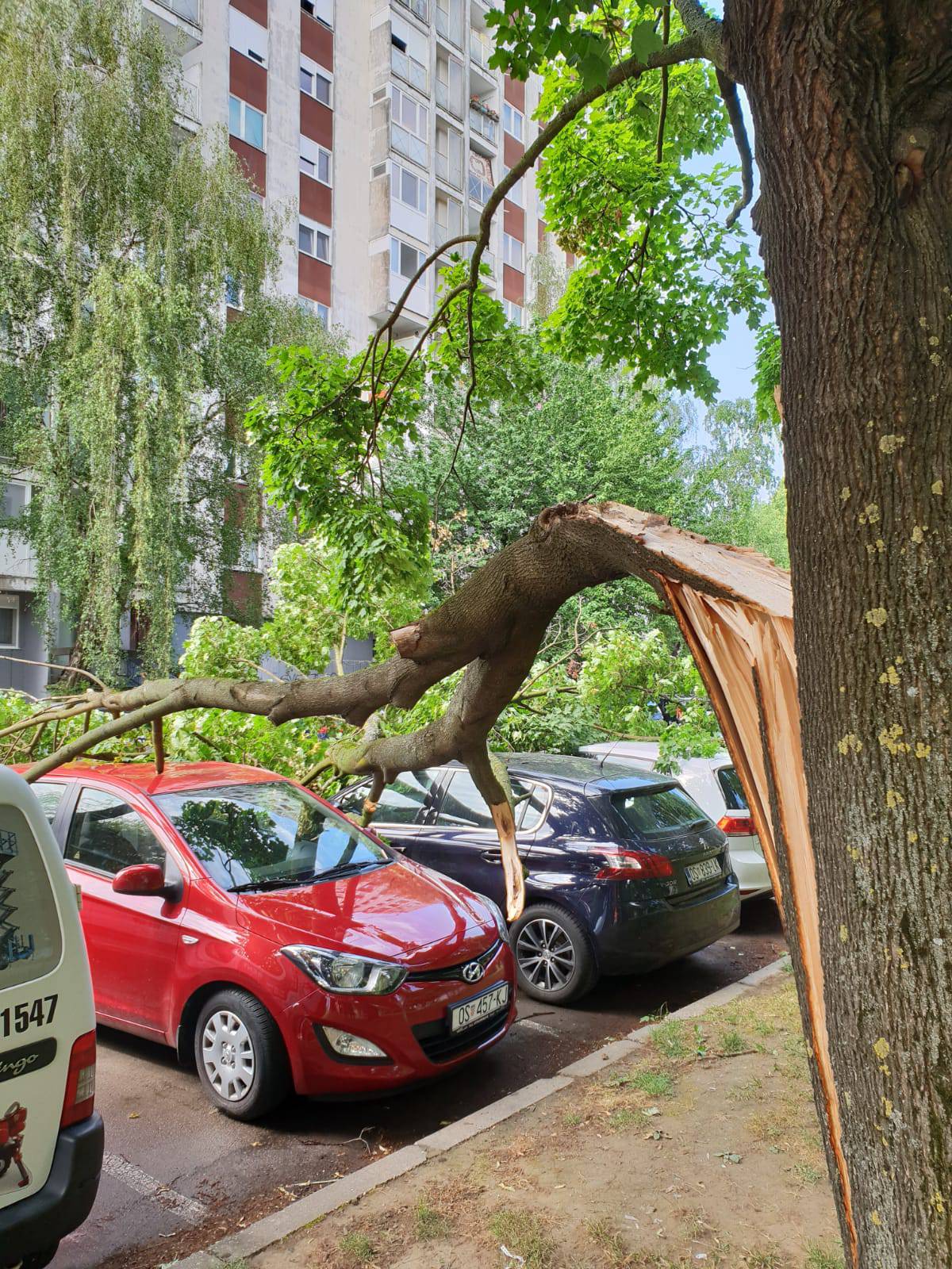 Grana oštetila aute u Osijeku: 'Nije prvi put, često se događa'