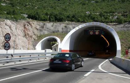 U tunelu Brezik u razmaku od par minuta četiri sudara