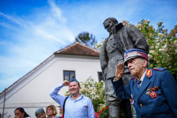 Kumrovec: Ljubitelji Josipa Broza Tita okupili su se ispred njegove rodne kuće kako bi proslavili 130. rođendan