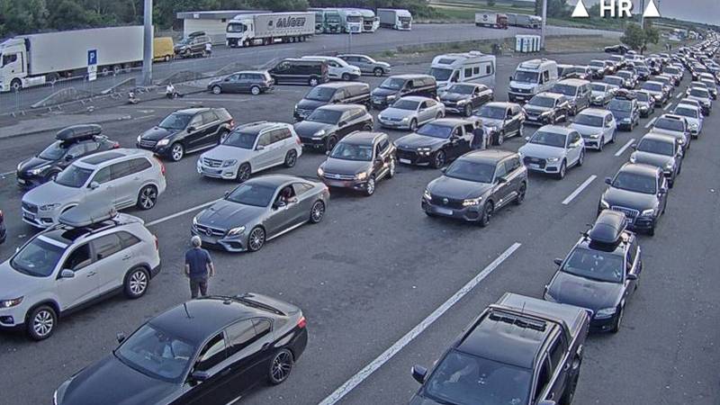 FOTO Ogromne gužve na cestama. Vozi se u kolonama