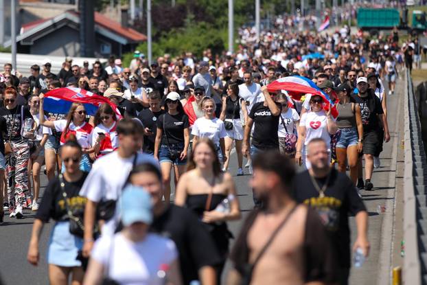 Zagreb: Tisuće fanova Thompsona prolazi Mostom mladosti koji je zatvoren za promet