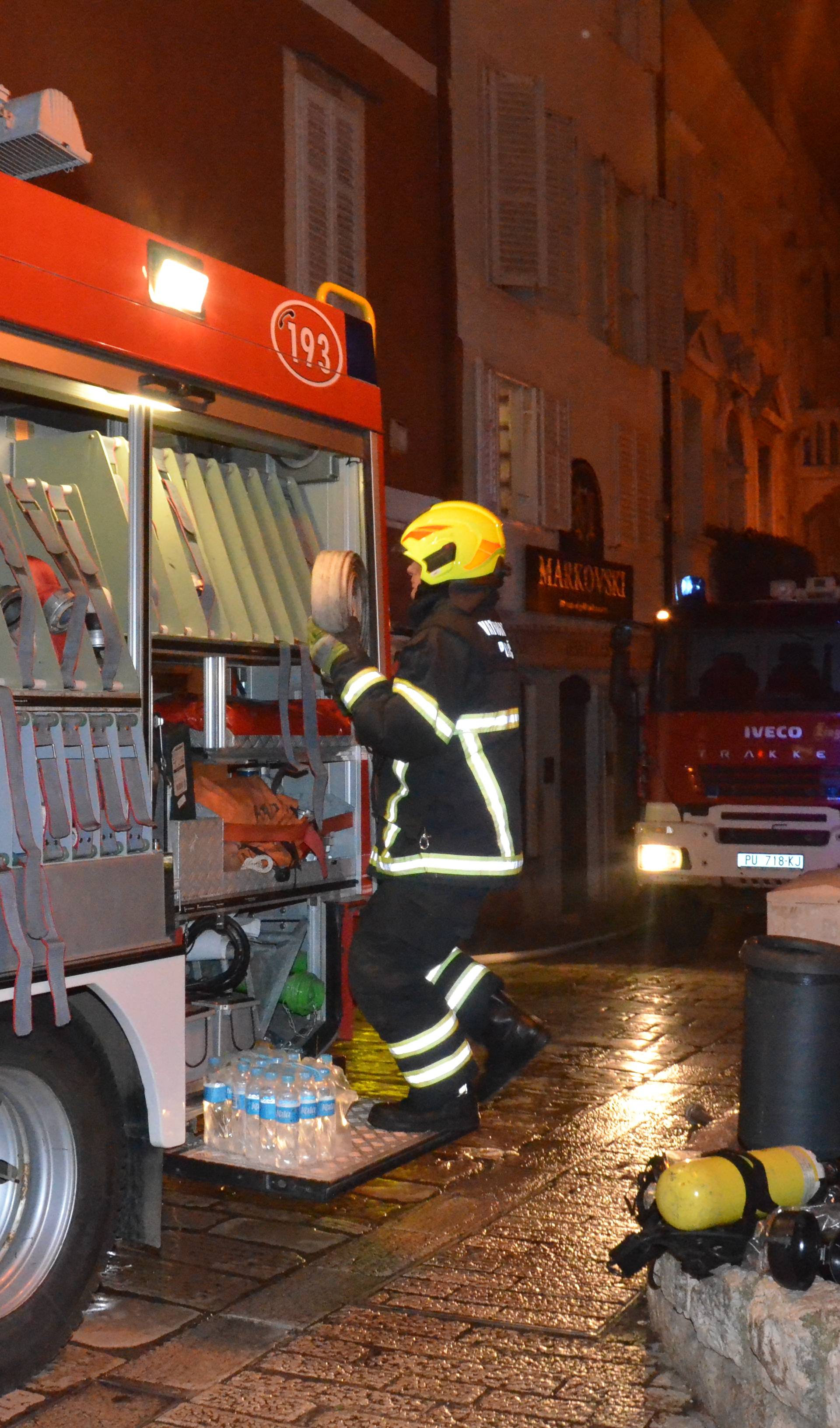Požar u Poreču: Vatrogasci su spasili stanare goruće zgrade...