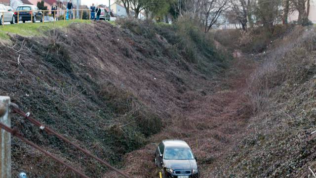 Nesreća u Bjelovaru: Audijem probio ogradu i sletio u kanal