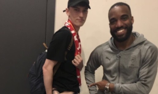 Lacazette upoznao fana koji ga ima tetoviranog na stražnjici...