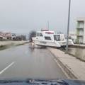 VIDEO Vlasnik broda koji se nasukao na cestu kod Zadra: 'Još ga ne možemo maknuti'