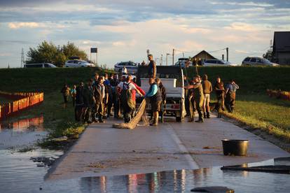 FOTO Ribiči spašavaju ribu dok se voda u oteretnom kanalu Sava-Odra napokon povlači