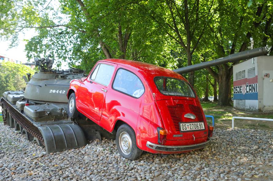Na današnji dan 1991. tenk JNA zdrobio je 'crvenog fiću' u Osijeku