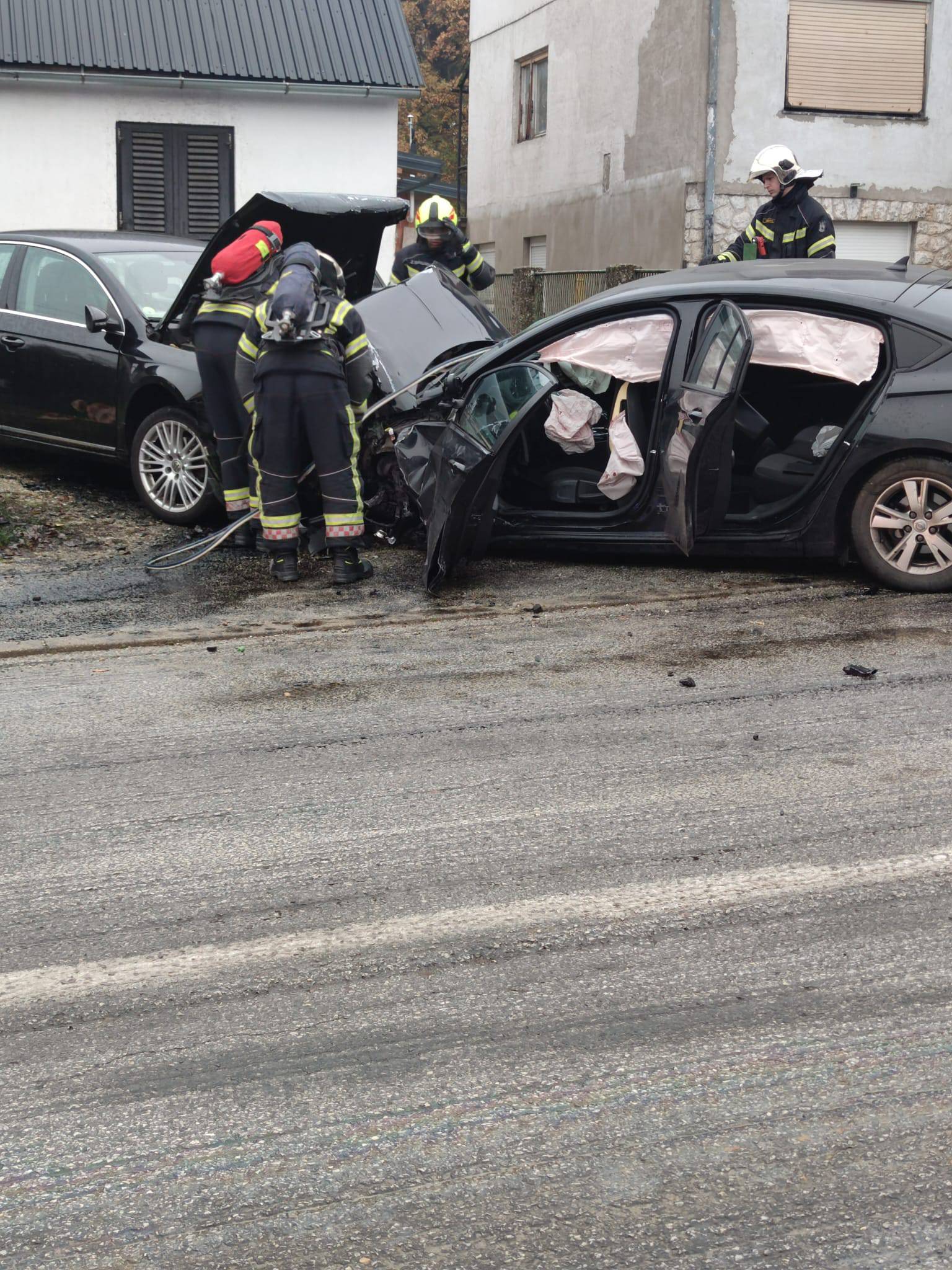 VIDEO Nesreća u Vukomercu: 'Sudarila se tri auta, vatrogasci pokušavaju razdvojiti vozila'