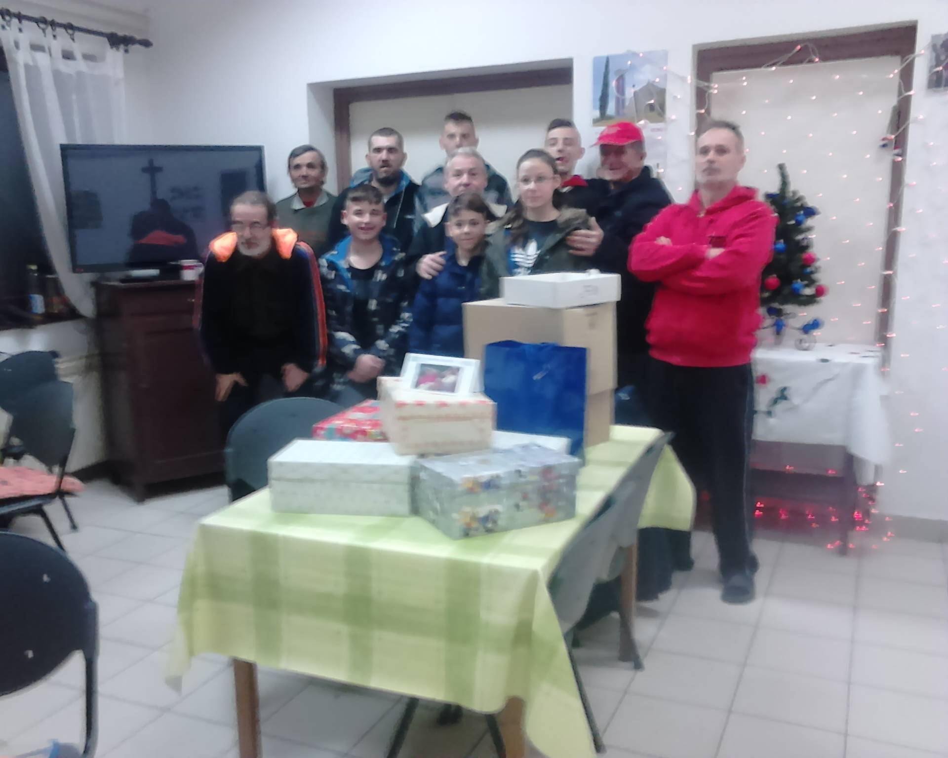 Djeca iz Doma Klasje podijelila poklone osječkim beskućnicima