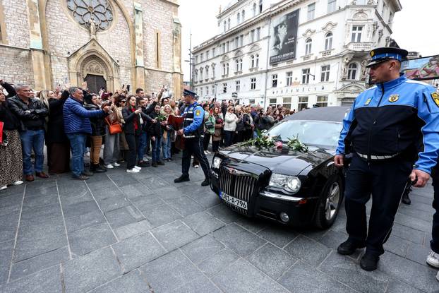 Sarajevo: Povorka prema gradskom groblju Bare gdje će biti pokopan Halid Bešlić