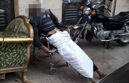 Užas ispred bolnice: Muškarac umro u invalidskim kolicima?