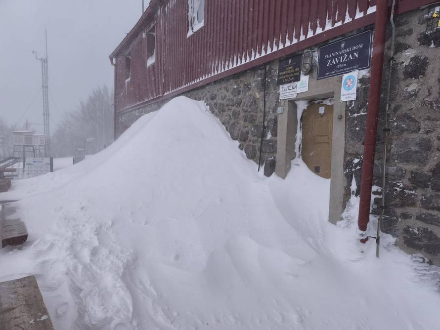 Gusti snijeg paralizirao Gorski kotar: 'Mećava je, probijamo se do Zagreba. Neumorno pada!'