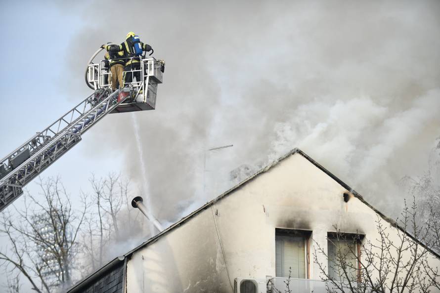 Zagreb: Vatrogasci gase požar na obiteljskoj kući u Maksimiru