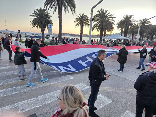 FOTO/VIDEO Navijači gradom prolaze s ogromnom zastavom! U navijačkoj zoni i Iris Livaja...