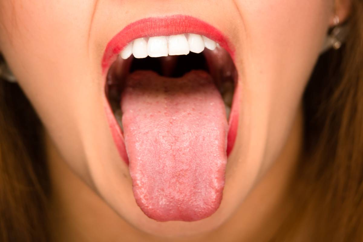 Открытый рот с высунутым языком