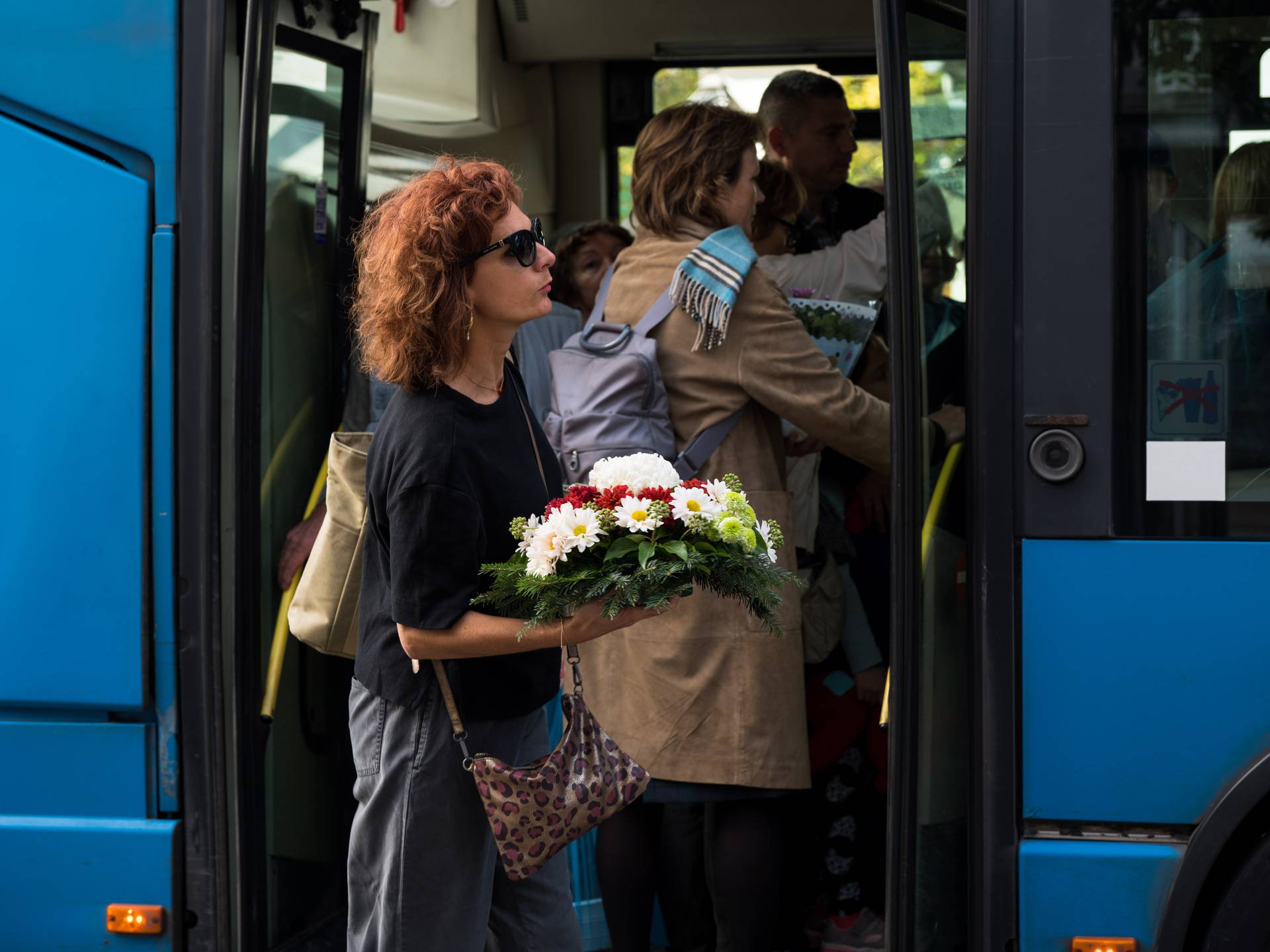 Zagreb: Brojni građani čekaju autobus za Mirogoj i Krematorij